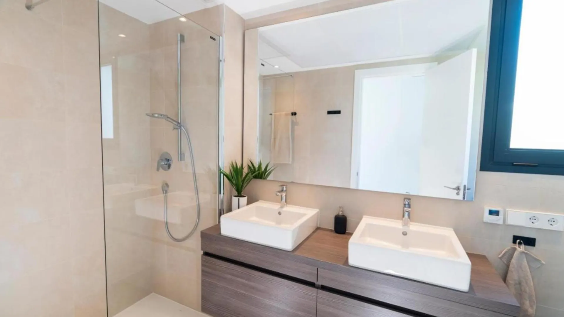 Stunning Modern Apartment In Middel Views Higueron 푸엔히롤라 0*,  스페인